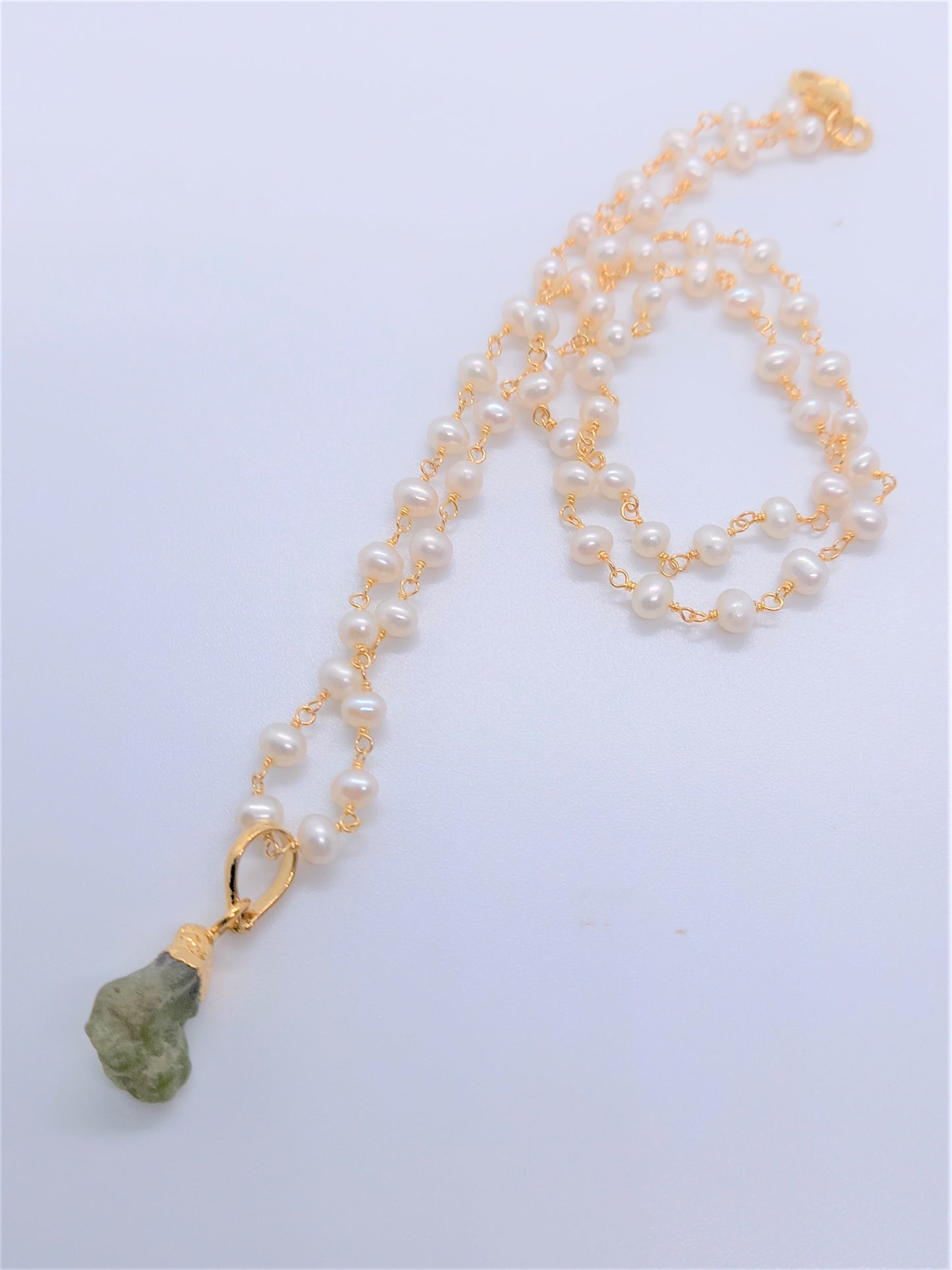 Serenity Jewellery - Raw Peridot on Freshwater Pearl chain